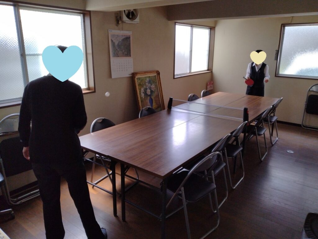 長テーブル卓球の様子